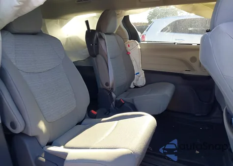 2021 Toyota Sienna Le z USA, uszkodzony, nr VIN 5TDKRKEC1MS071403